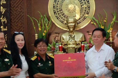Trưởng Ban Tuyên giáo Trung ương thăm, chúc tết Hội Hỗ trợ gia đình liệt sĩ TPHCM