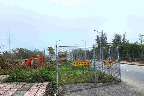 Di dời trụ điện, dỡ rào sắt lấn đường