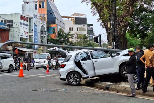 Ô tô 'điên' tông liên hoàn giữa ngã tư TP Huế