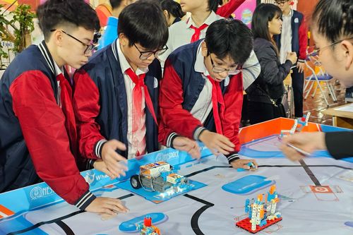 Học sinh hào hứng thi lập trình Robot Enjoy AI