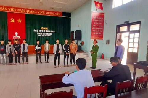 2 nhóm thanh niên mang dao phóng lợn, gậy bóng chày đi hỗn chiến