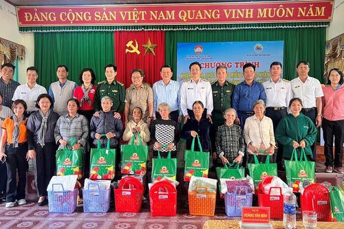 Trao tặng quà gia đình chính sách, gia đình có hoàn cảnh khó khăn tại Quảng Nam