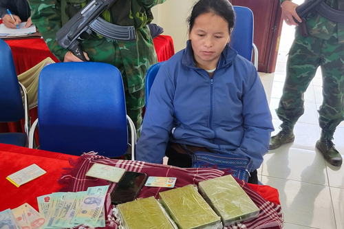 Bắt giữ một đối tượng đang vận chuyển 3 bánh heroin đi tiêu thụ