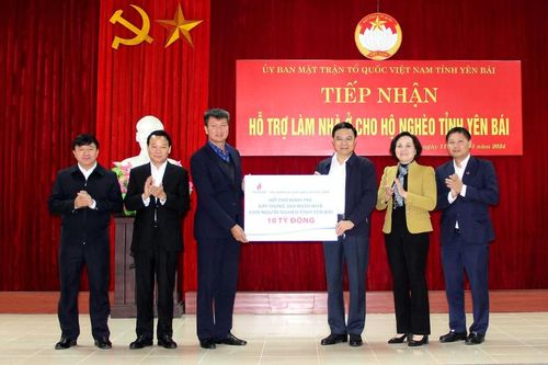 Bộ trưởng Nội vụ Phạm Thị Thanh Trà trao hỗ trợ làm 200 nhà tình nghĩa cho hộ nghèo Yên Bái