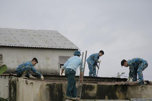 Quân đội sửa nhà cho người dân sau vụ rơi máy bay tại Quảng Nam