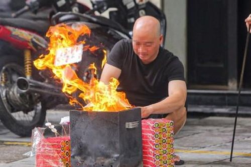 Đốt cả tấn vàng mã: Phô trương, lãng phí