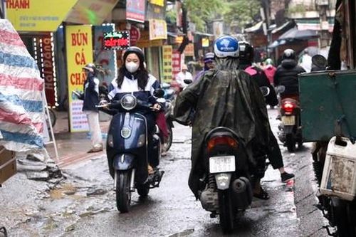 Người dân chật vật di chuyển trong con ngõ 'huyết mạch' chờ mở rộng