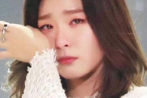 Nữ ca sĩ bị fan cuồng đe dọa, cấm hẹn hò