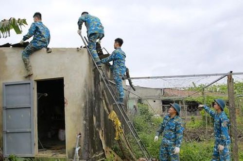 Sư đoàn 372 đến sửa nhà dân bị hư sau vụ rơi máy bay Su-22