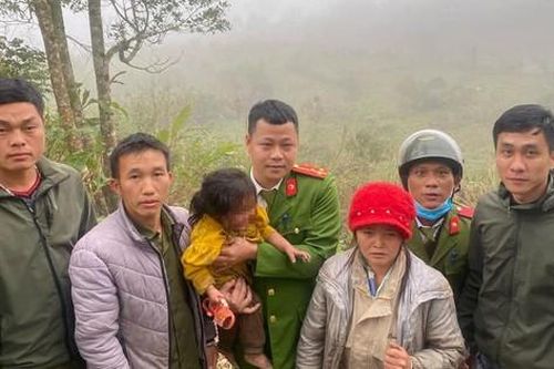 Lời kể của Thượng úy công an xã tìm thấy bé 2 tuổi bị lạc 31 giờ trong rừng