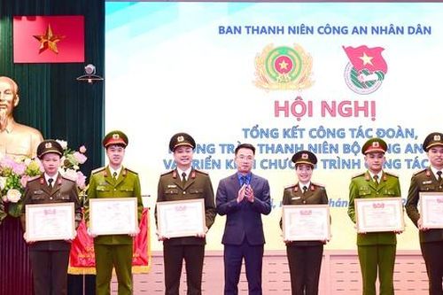 Thanh niên Công an thi đua tình nguyện vì nhân dân phục vụ