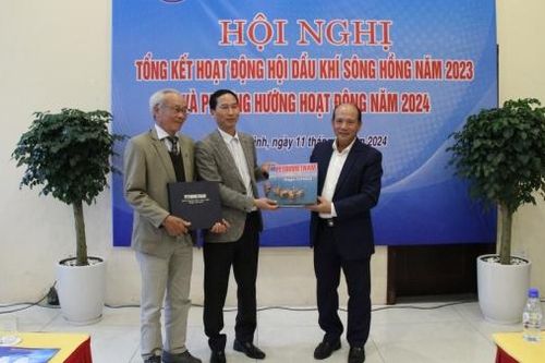 Hội Dầu khí Việt Nam trao tặng hai kỷ vật quý để trưng bày tại Nhà Truyền thống Dầu khí Thái Bình