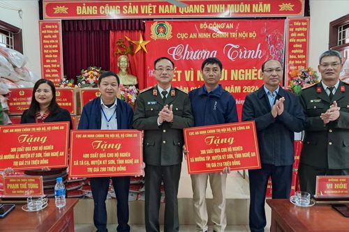 Cục An ninh chính trị nội bộ tặng quà 'Tết vì người nghèo' tại Nghệ An