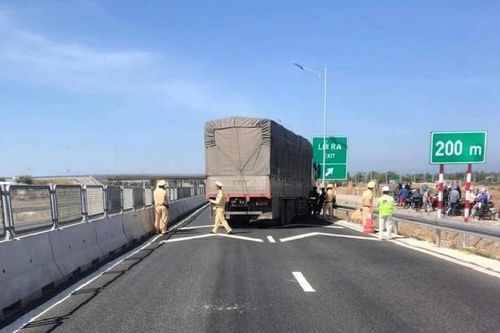 Cảnh sát truy đuổi 20km trên cao tốc bắt tài xế xe tải