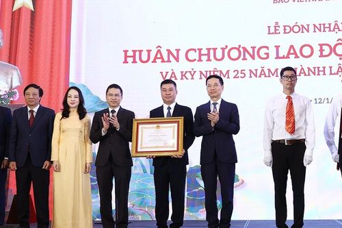 Báo VietNamNet đón nhận Huân chương Lao động hạng Nhất