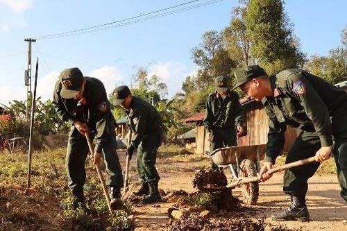 Cảnh sát cơ động sửa nhà, tặng áo ấm cho bà con huyện biên giới Mường Tè