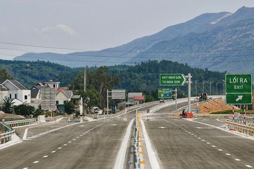 Mương thoát nước trên cao tốc Nghi Sơn- Diễn Châu mới sử dụng đã hư hỏng