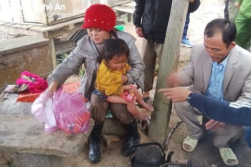 Bé gái 2 tuổi ở Nghệ An được tìm thấy trong rừng sâu sau 31 tiếng đi lạc