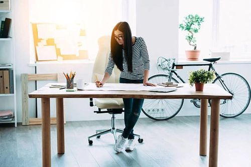 Cách dễ nhất để giúp bạn đốt cháy nhiều calo hơn: Hãy đứng thay vì ngồi