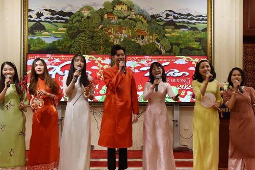 Người Việt tại Trung Quốc gặp mặt đón Xuân trong không khí đầm ấm, vui tươi