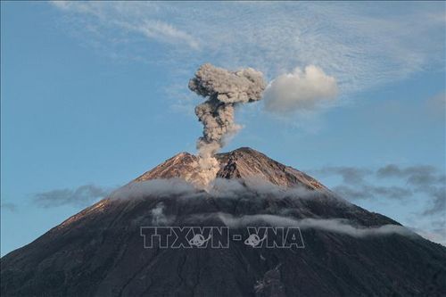 Tạm thời đóng cửa một sân bay ở Indonesia do núi lửa Semeru phun trào
