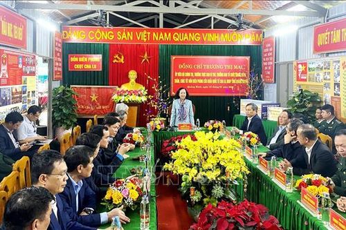 Đồng chí Trương Thị Mai tặng quà, chúc Tết Bộ đội Biên phòng