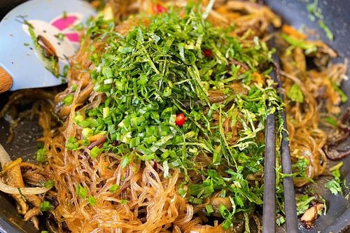 Khi chần xong chớ xào ngay, làm thêm bước này miến xào mềm tơi, không vón cục