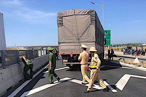 Bình Thuận: Bắt xe tải chống đối, bỏ chạy tông vào tổ CSGT