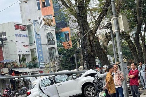 Huế: Cụ ông 80 tuổi lái ô tô tông đổ cột đèn chiếu sáng