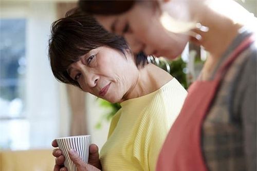 Ngỡ nhận được lòng tốt của con dâu sau cả năm chăm cháu nội, nào ngờ tôi phải rơi nước mắt với khi nghe cháu tiết lộ sự thật này