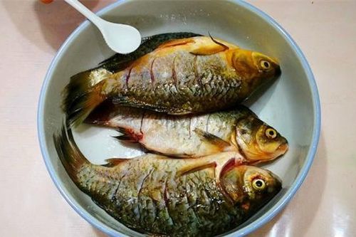 'Kẻ thù không đội trời chung' của tanh đó chính là hành và gừng, thêm một chút thứ này khi nấu cá, cá chín mềm và không còn mùi tanh