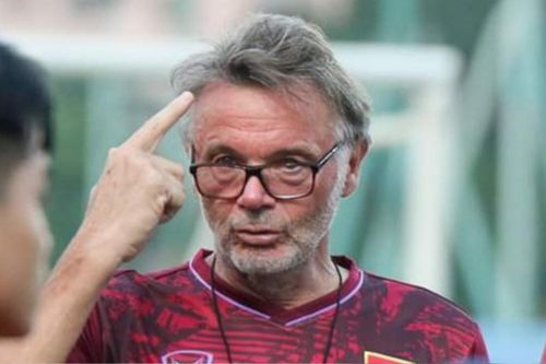 Vấn đề của HLV Troussier: Cần niềm tin hay thành tích?
