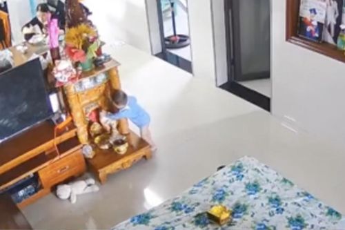 Mẹ vừa tranh thủ đi ăn, con nhỏ liền đến bàn ông Thần Tài, Thổ Địa làm ra cảnh 'dở khóc dở cười'