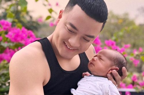 Cao Thái Sơn khoe cận mặt quý tử, ra dáng ông bố bỉm sữa chăm con chuyên nghiệp
