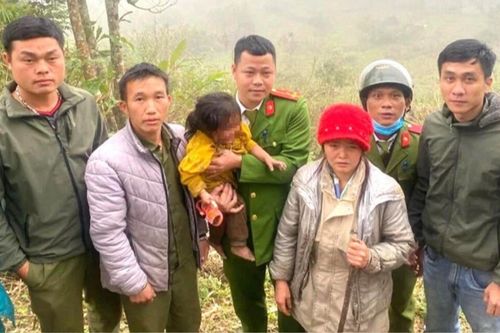 Bé gái 2 tuổi mất tích bí ẩn khi chơi ở nhà ông bà ngoại, 1 ngày sau được tìm thấy ở nơi không ngờ