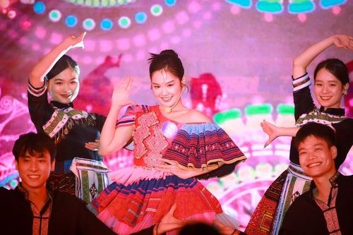 Ấn tượng màn trình diễn tại Hoa khôi tài năng duyên dáng Ngoại thương 2023