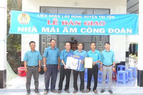 Bàn giao 4 mái ấm cho công nhân Antraco