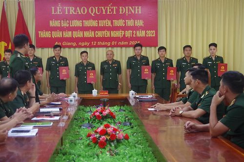 Bộ đội Biên phòng tỉnh An Giang trao quyết định nâng lương, thăng quân hàm