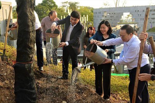 Dâng hương tưởng niệm liệt sĩ Điện Biên