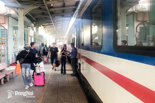 Chộn rộn thị trường vé tàu, xe, máy bay tết