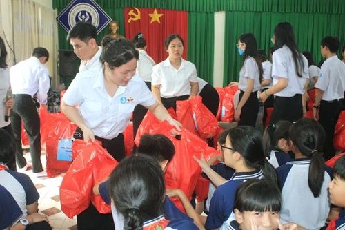 Chuyên đề: Đảm bảo ai cũng có Tết: Đem Tết đến gần hơn với trẻ khó khăn