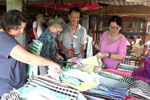 Làng nghề Long Khánh đón khách quốc tế