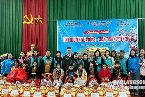 Trao 100 suất quà cho học sinh và gia đình có hoàn cảnh khó khăn xã Công Sơn, huyện Cao Lộc