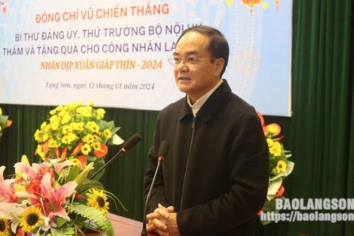 Đoàn công tác của Bộ Nội vụ trao quà tặng cho công nhân, người lao động có hoàn cảnh khó khăn