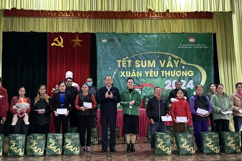 Trao 200 suất quà Tết đến hộ nghèo, hộ có hoàn cảnh khó khăn tại huyện Hạ Hòa