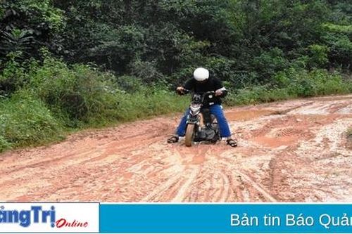 Đường lầy lội, dân đi lại khó khăn