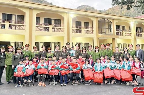 Công an tỉnh tặng quà các cháu có hoàn cảnh khó khăn