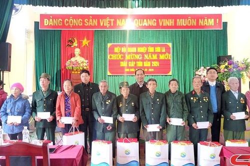 Hiệp hội Doanh nghiệp tỉnh thăm, tặng quà xã Song Khủa