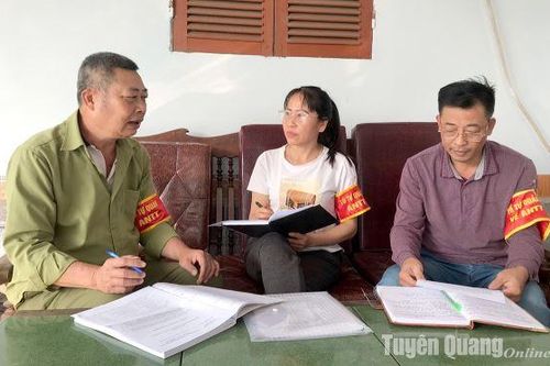 Nêu gương để xây dựng Đảng