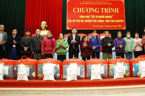 Tòa án Nhân dân TP. Thái Nguyên: Trao tặng quà Tết cho người nghèo